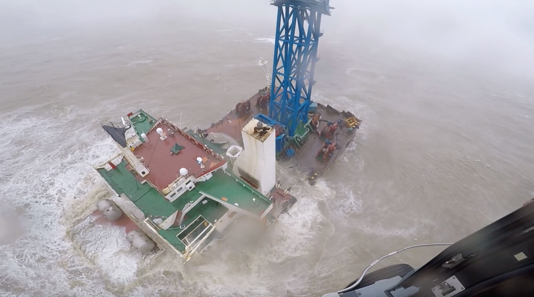 狂风巨浪中救起福景001轮幸存者