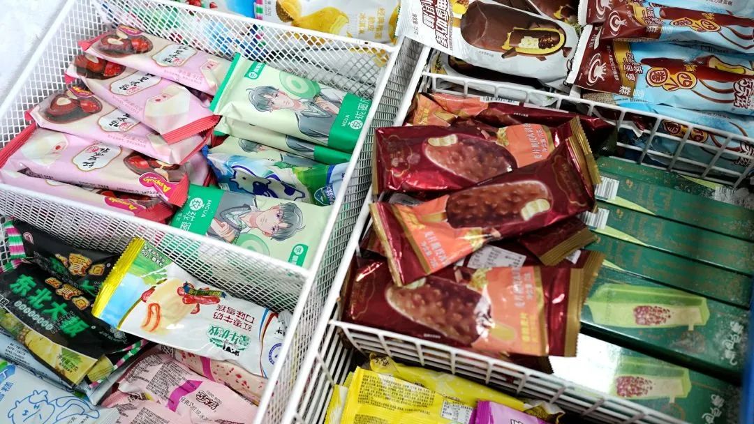 冰柜里整齐摆放的雪糕.