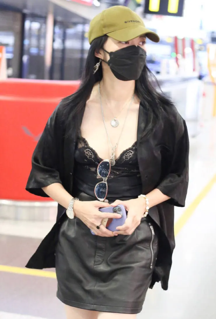 42岁姚晨近照曝光穿镂空吊带搭皮裙性感火辣纤细美腿十分抢镜