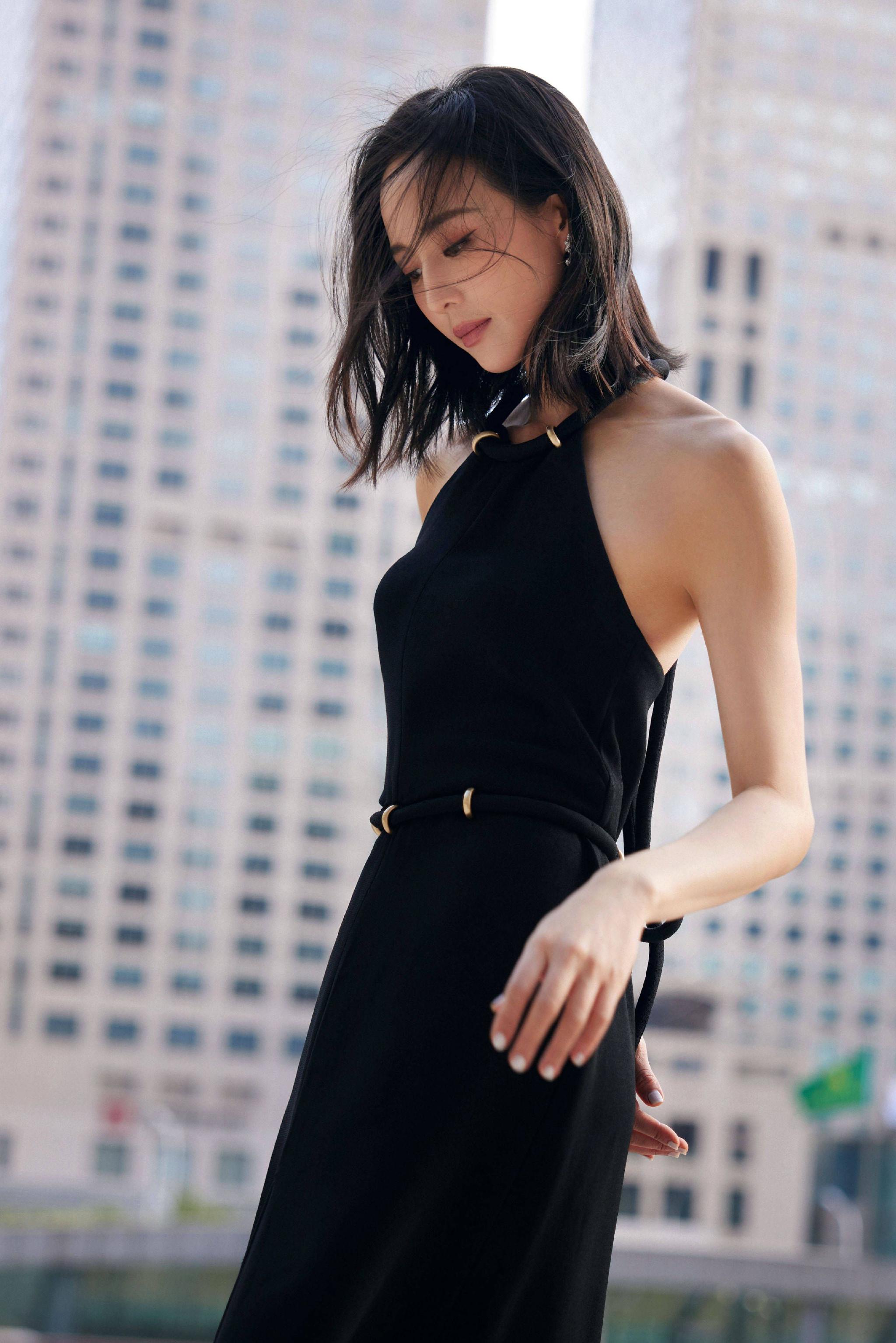 张钧甯一袭黑裙利落大方端坐天台之上随意踢腿