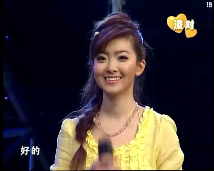 恭喜36岁央视主持人官宣结婚晒绝美婚纱照身姿窈窕宛若少女