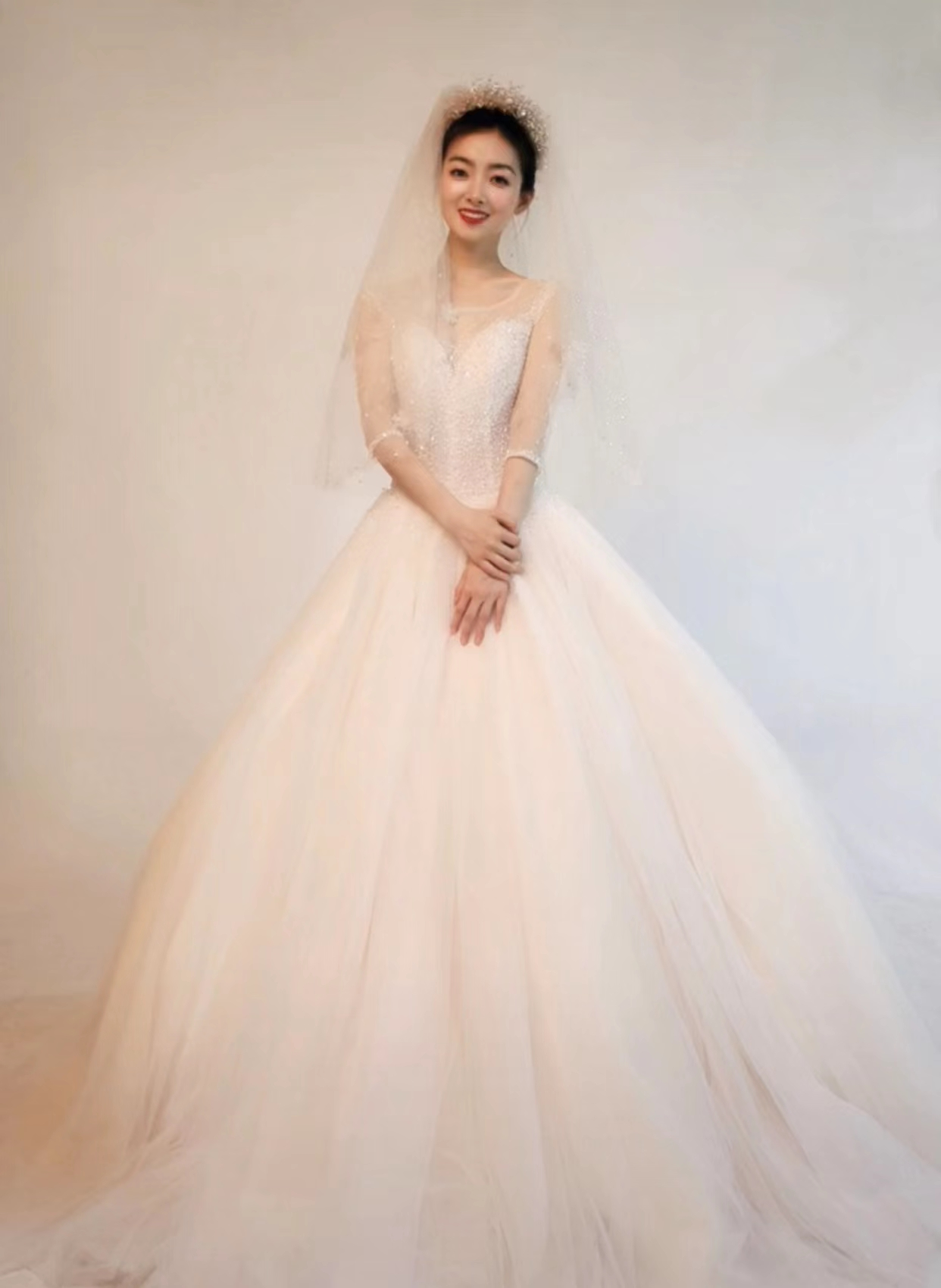 恭喜36岁央视主持人官宣结婚晒绝美婚纱照身姿窈窕宛若少女