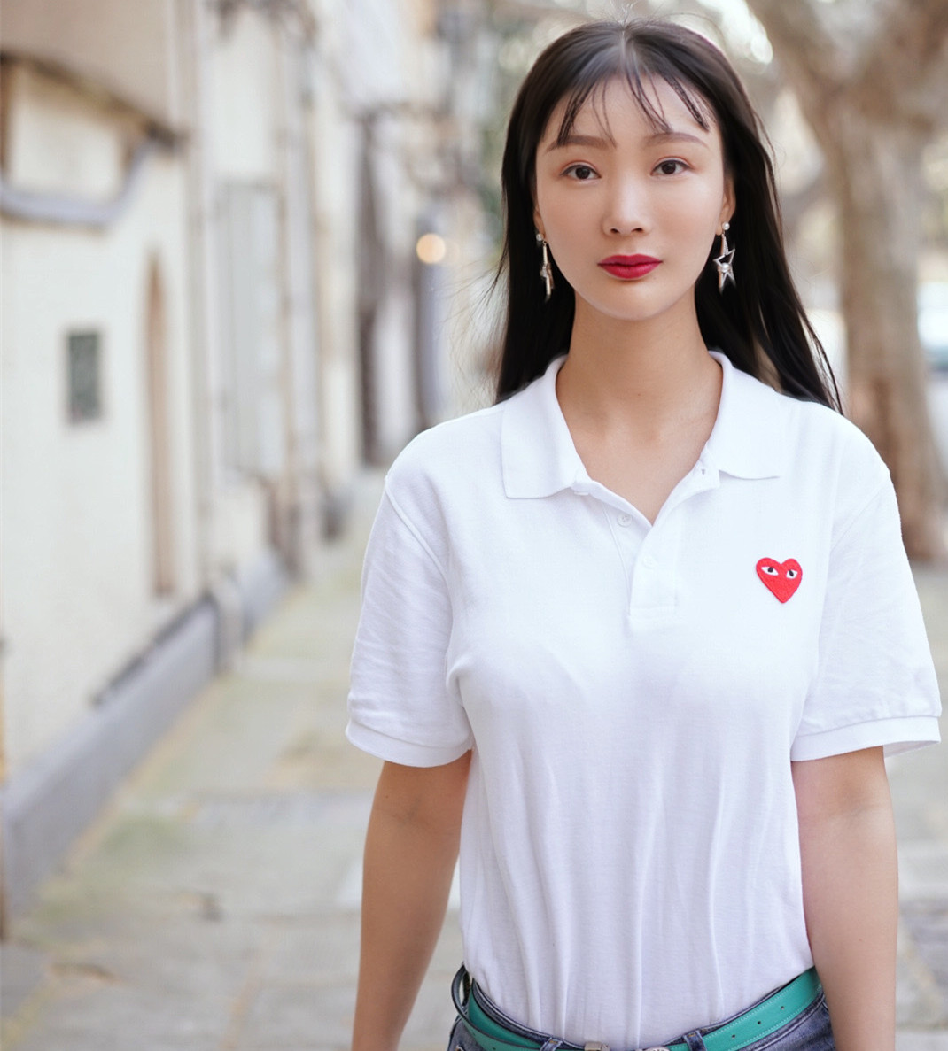 32岁王李丹妮停车场热舞穿裙子大秀长腿轻撩头发女人味足