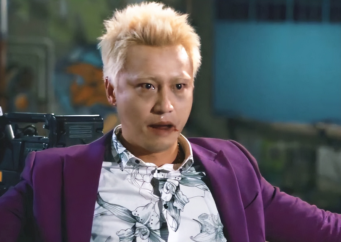 穿裙子大秀长腿,轻撩头发女人味足|张建声|王李丹妮|热舞_新浪新闻