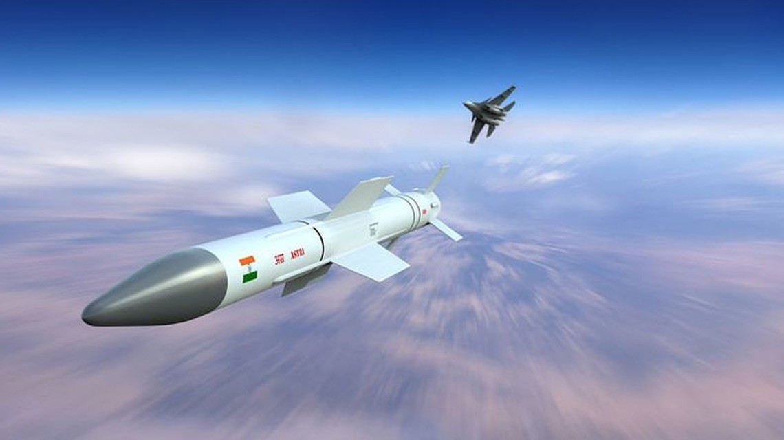 印度苏-30MKI发射远程空空导弹设想图。