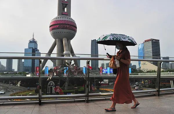 7月20日，上海，浦东陆家嘴的游客也寥寥无几，烈日下的街头市民匆匆而行。视觉中国 图