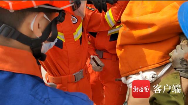 突发！东方市一男子被钢筋贯穿身体！伤口靠近心脏…休闲区蓝鸢梦想 - Www.slyday.coM