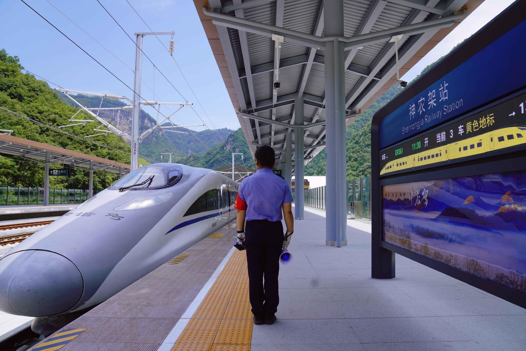 高铁列车停靠神农架车站.李涛 摄