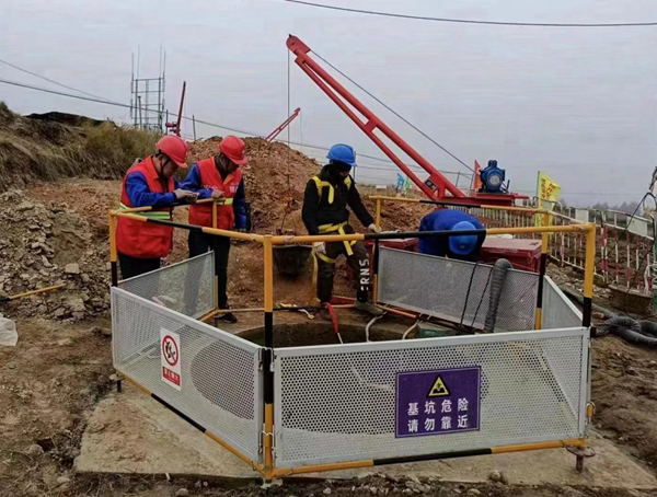 国网青海电力施工人员采用深基坑作业一体化装置基坑开挖.韩学文 摄