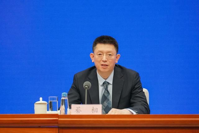 银保监会新闻发言人、法规部主任綦相 澎湃新闻记者 周頔 摄