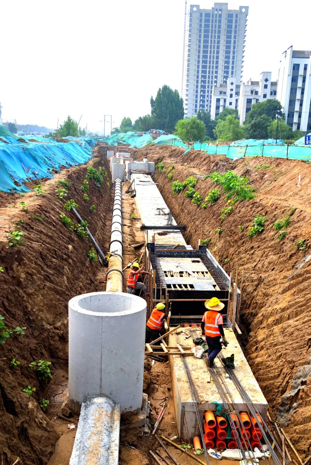 东二环正在进行地下管网铺装.邸志永 摄