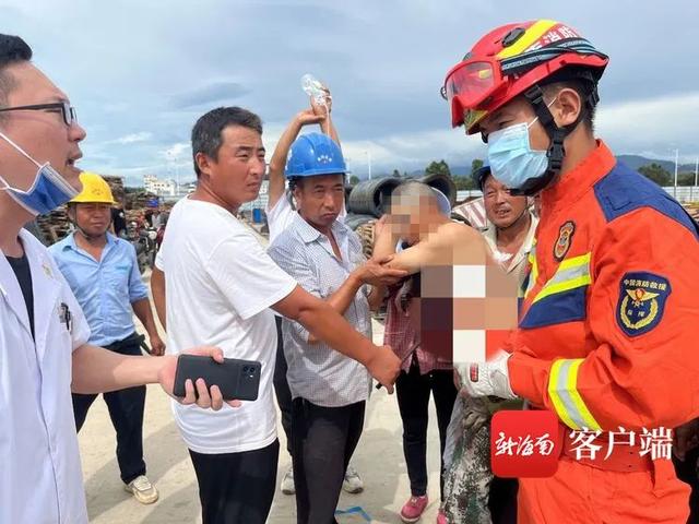 突发！东方市一男子被钢筋贯穿身体！伤口靠近心脏…休闲区蓝鸢梦想 - Www.slyday.coM
