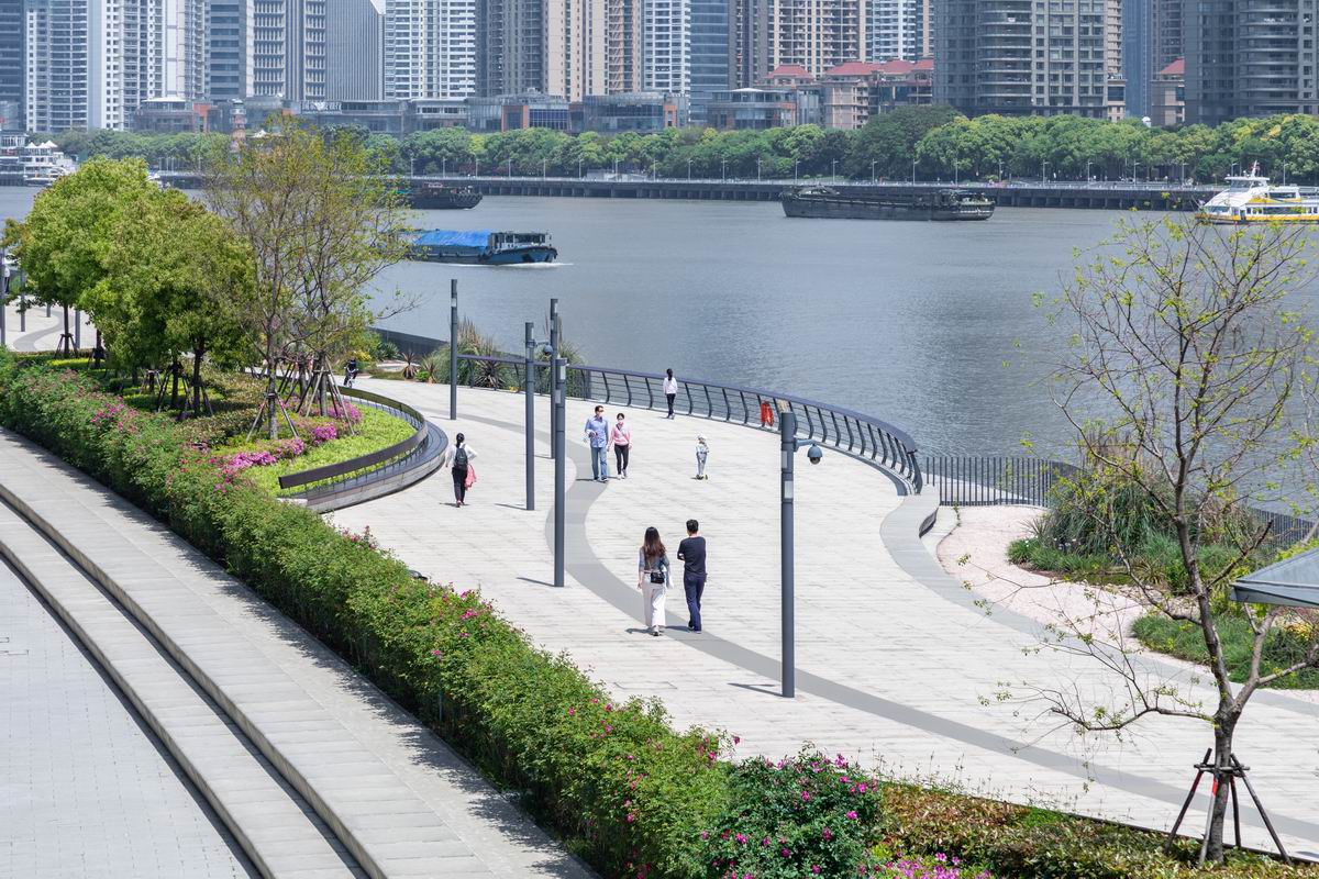 吴蔚表示:"北连昔日的水上门户十六铺码头区域,坐拥老码头,董家渡渡口