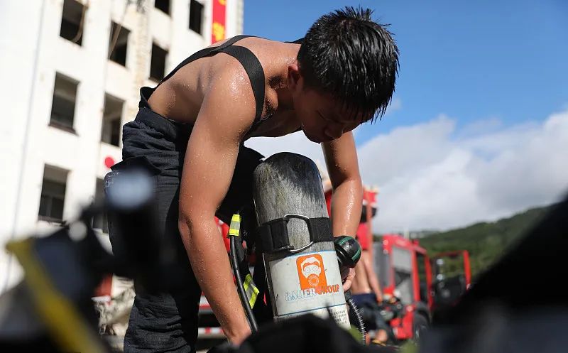7月20日，厦门，在海沧消防培训基地，一名消防员在进行实战化练兵比武竞赛后汗如雨下。人民视觉 图