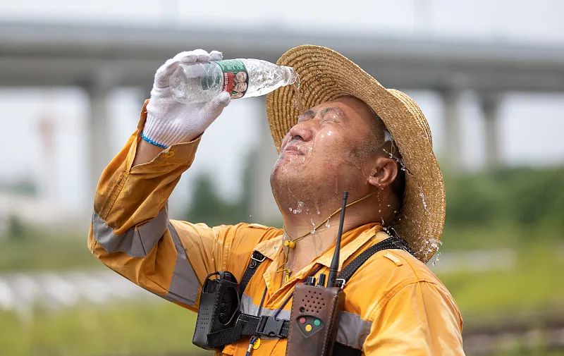 7月15日，浙江省湖州市，在铁路湖州西站，调车员用水清洗面部。视觉中国 图