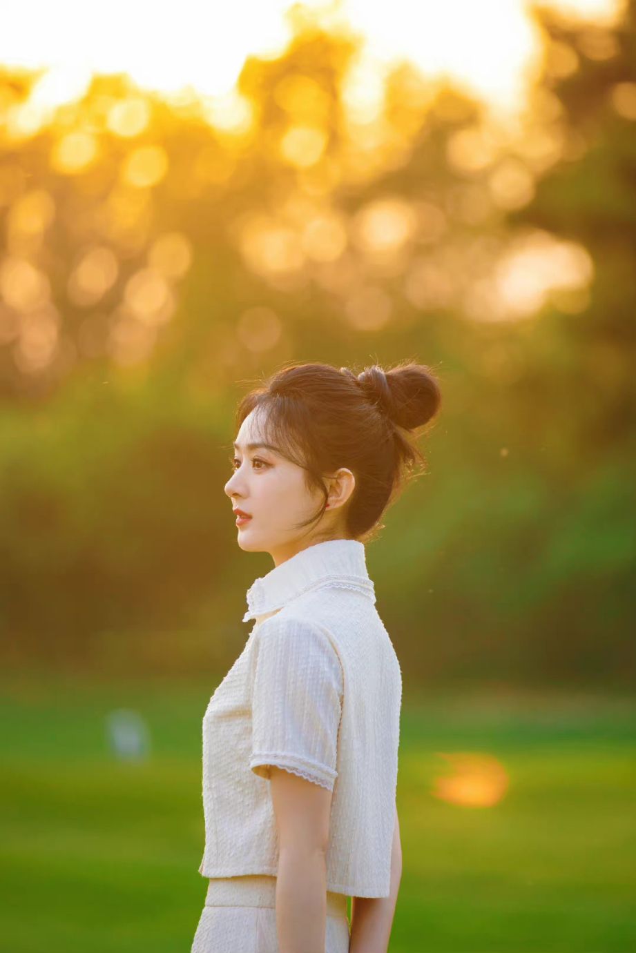 赵丽颖午后露营随拍,甜美可爱笑靥如花,肥皂泡下少女美如画__财经头条