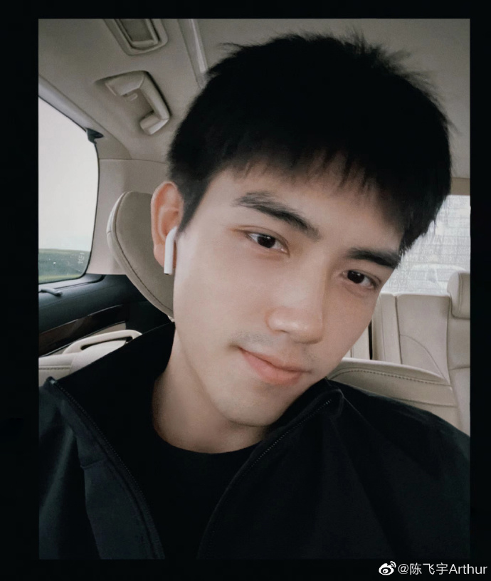 陈飞宇晒车内自拍询问网友青岛有什么好吃的