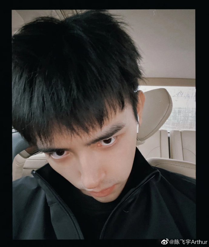 陈飞宇晒车内自拍询问网友青岛有什么好吃的