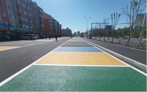 路面改造商服铺装及彩色沥青停车位等基本完成剩余绿化带景观造型设计