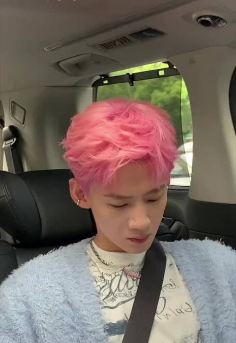 白敬亭粉发造型拍摄花絮白敬亭粉发造型拍摄花絮夏日和粉色更般配哦
