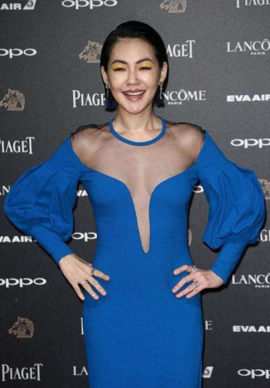 小s不会台语竟需要人翻译 讲话不顺口齿不清