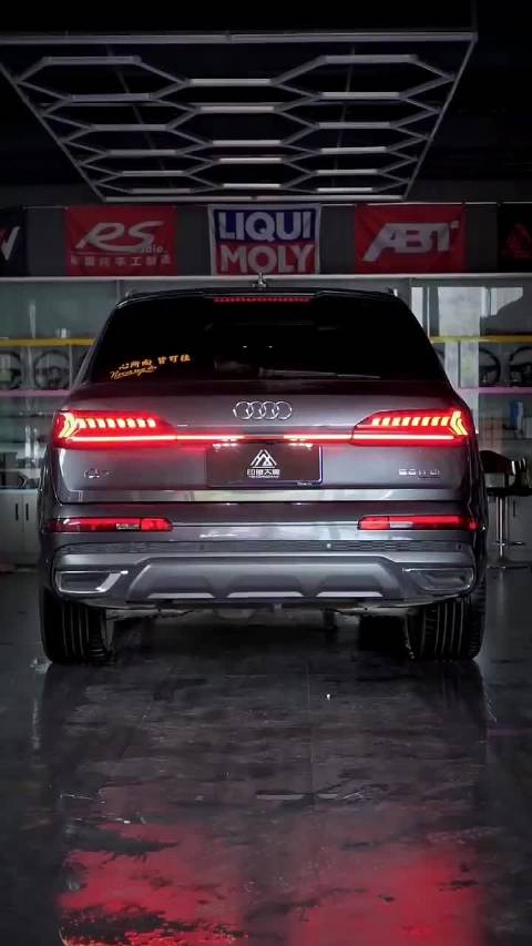 视频:新款奥迪q7升级动态贯穿尾灯,这颜值效果满分