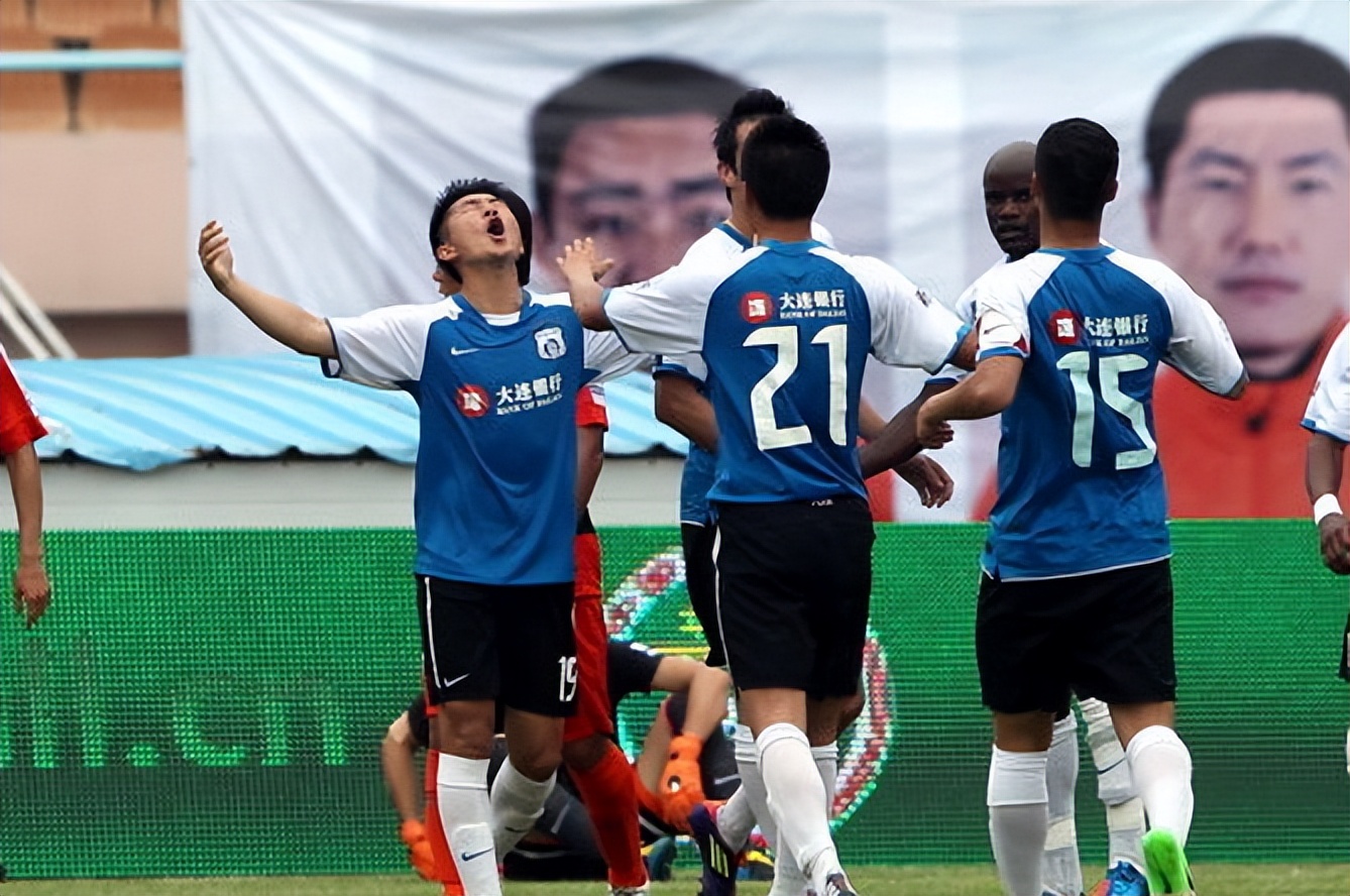 大连实德首发阵容(4-2-3-1):22-张翀;7-赵宏略,23-朴东赫,15-赵明剑,8