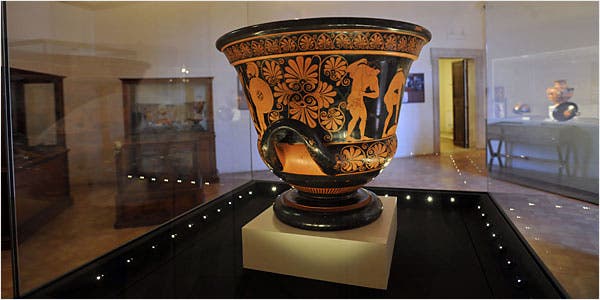 欧弗洛尼奥斯陶瓶,曾是纽约大都会艺术博物馆的馆藏,后归还给意大利