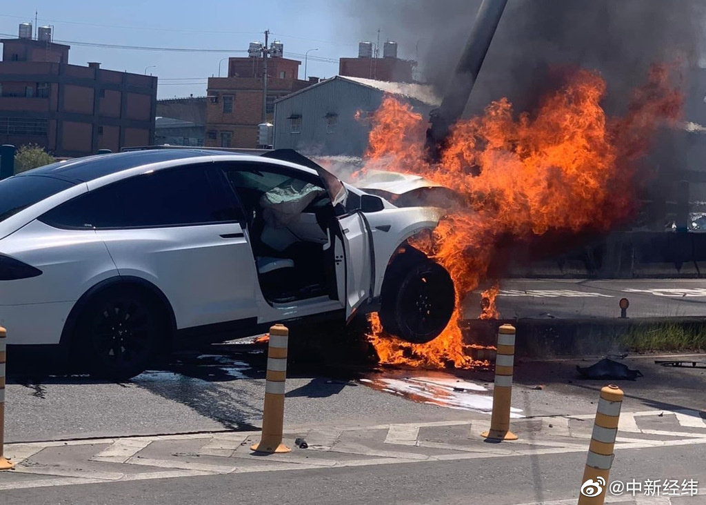 特斯拉回应林志颖父子车祸休闲区蓝鸢梦想 - Www.slyday.coM