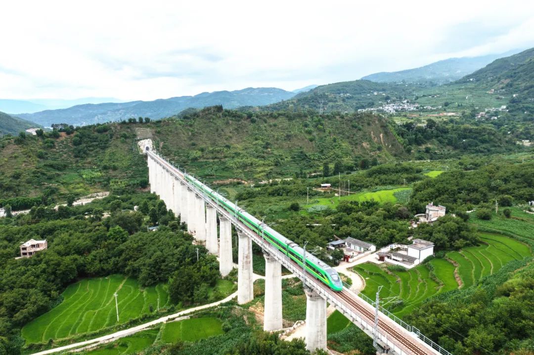 穿越艰险大瑞铁路大保段建设纪实