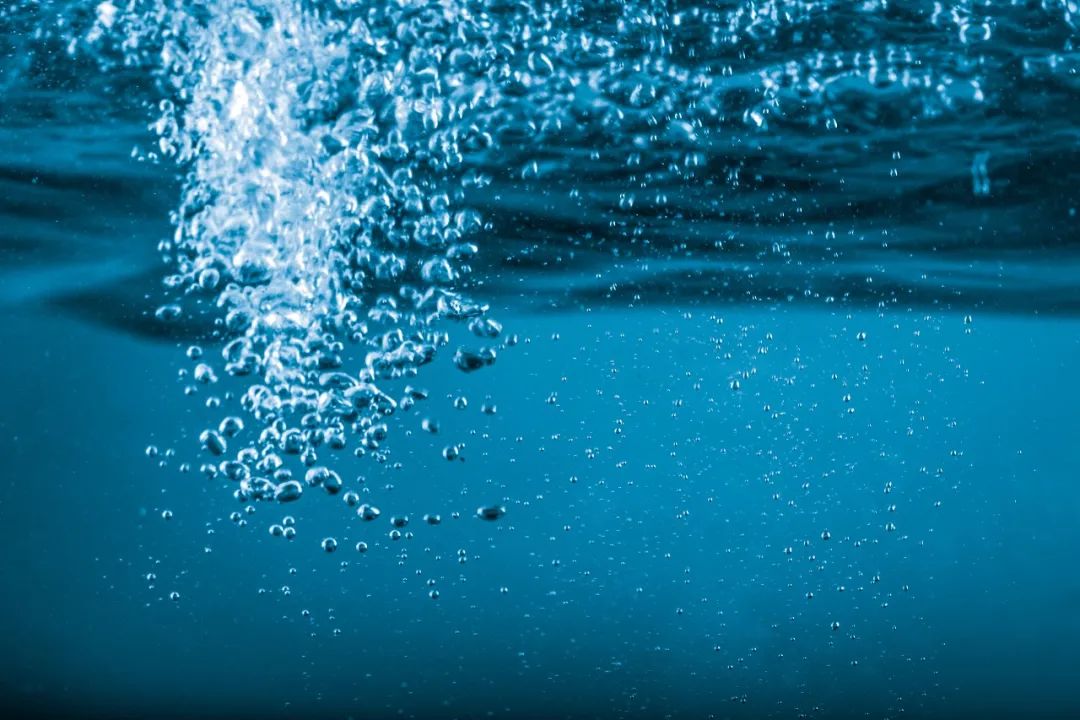 看着就好痛！2岁宝宝被泡面烫伤，家长一顿操作后……医生：严重错误休闲区蓝鸢梦想 - Www.slyday.coM