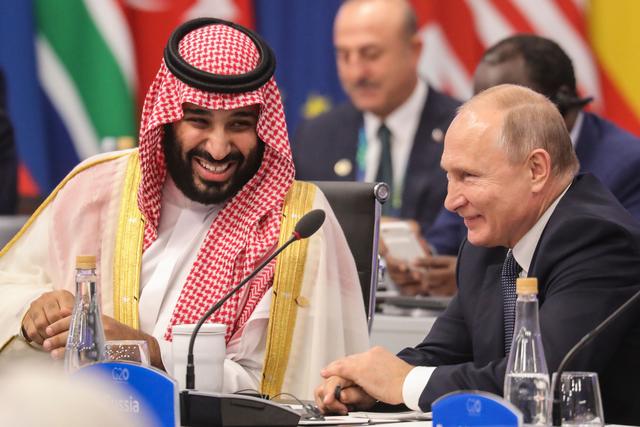 资料图：沙特王储与普京曾在2018年G20领导人峰会上相谈甚欢图自美媒