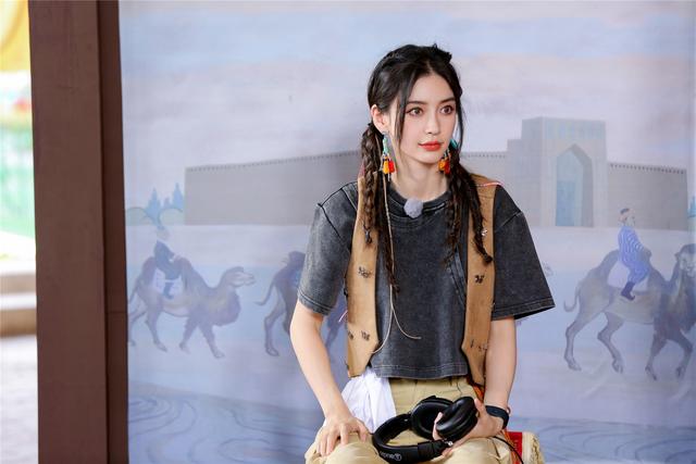 今晚，蔡徐坤全新单曲《Hug Me》live首秀！《奔跑吧》打造“大漠落日限定舞台”休闲区蓝鸢梦想 - Www.slyday.coM