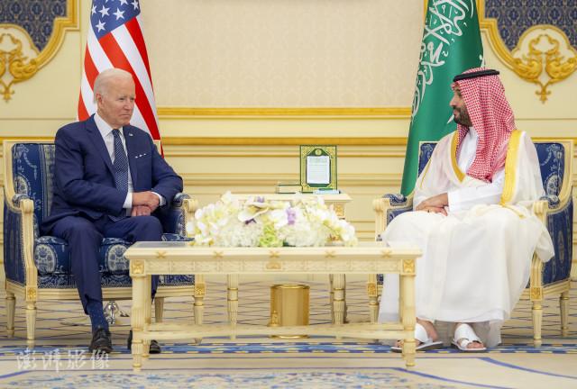 7月15日，拜登与沙特王储穆罕默德·本·萨勒曼会谈。图自澎湃影像