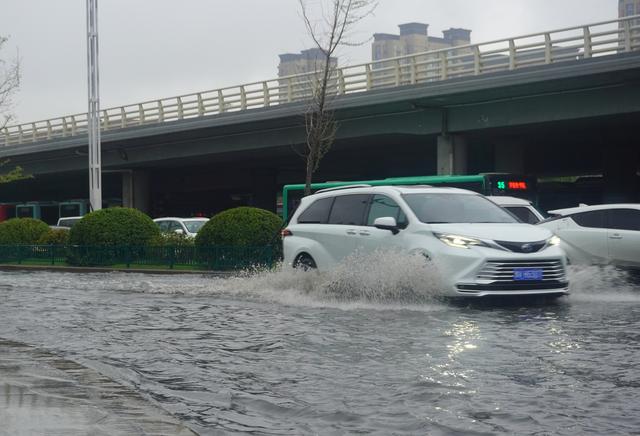 河南超40个暴雨预警生效郑州调整暴雨橙色预警为黄色