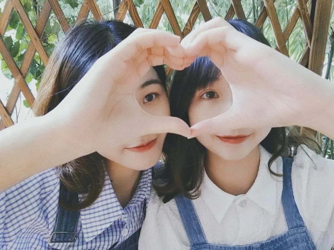 闺蜜九宫格自拍合照!pose这样摆最好看!__财经头条