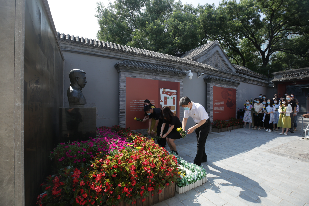 市民群众们排队向李大钊烈士铜像敬献鲜花。 新京报记者 张春昱 摄