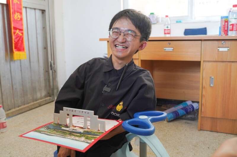 安徽“扭扭车”男孩张亮收到大学录取通知书休闲区蓝鸢梦想 - Www.slyday.coM