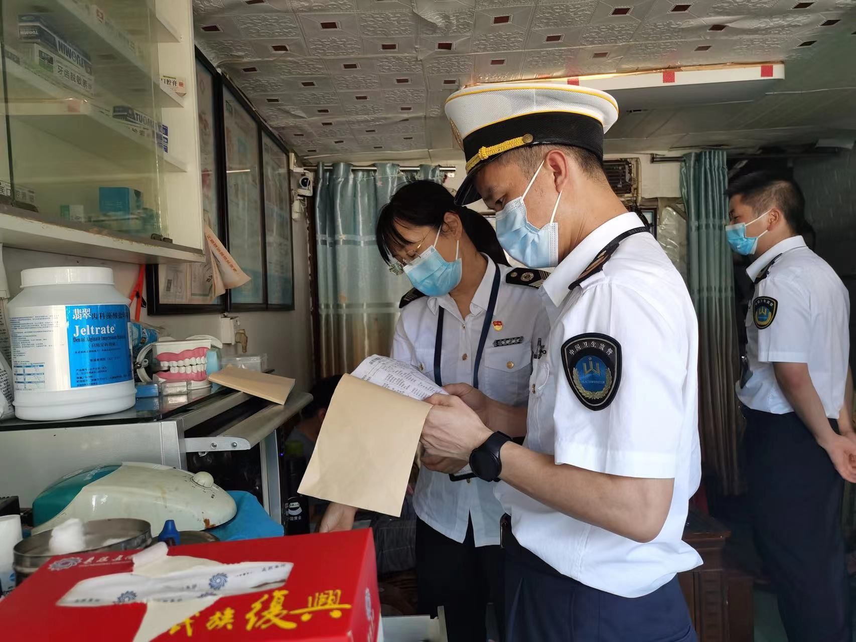 龙城街道:打击无证行医 保障居民健康|医疗机构执业许可证_新浪新闻