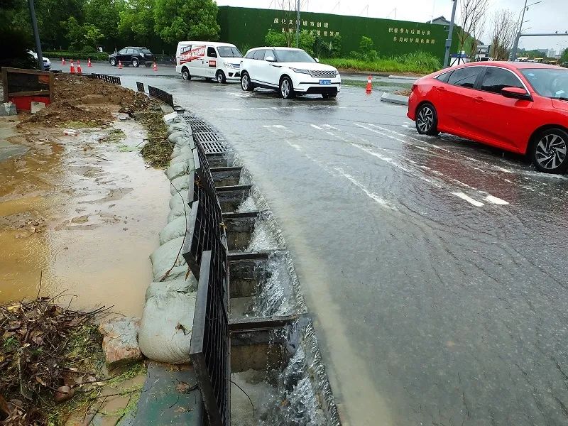 7月20日，湖北宜昌迎大到暴雨天气，宜昌发展大道黄金卡路口积水成河。图片来源：视觉中国