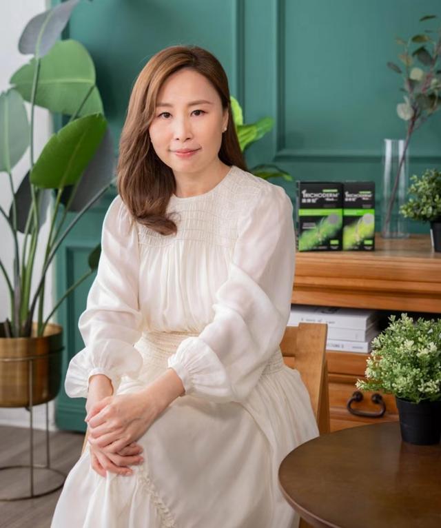 对此兰茜也是笑着回应道:一定要多谢我的牙医,另外我觉得大家内心美丽