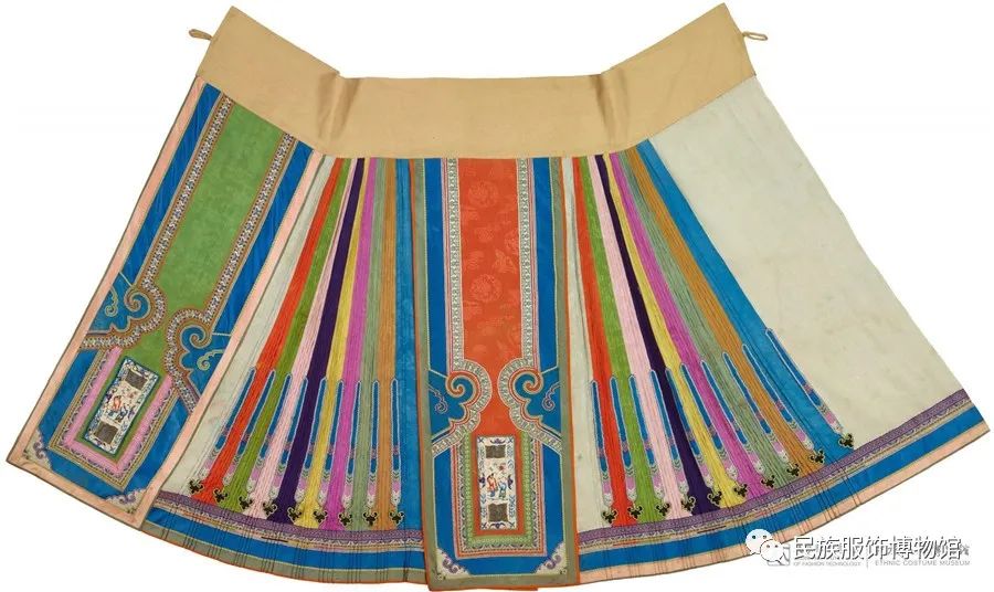 五彩提花绸绣人物纹鱼鳞褶月华马面裙&nbsp;民族服饰博物馆藏
