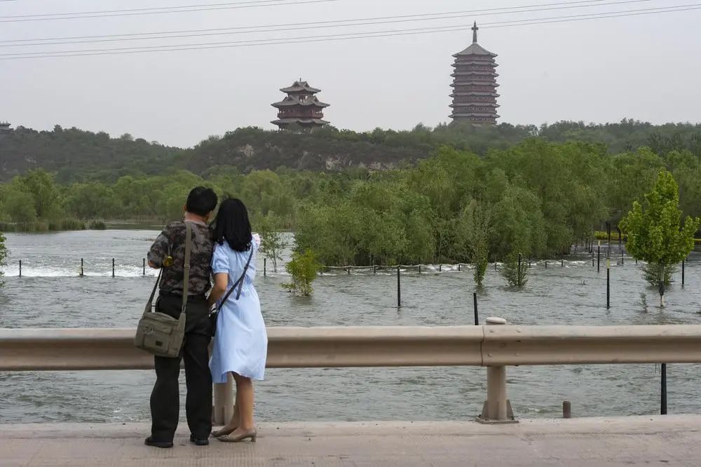 2020年5月13日,市民在京原漫水桥上观看流经的永定河水