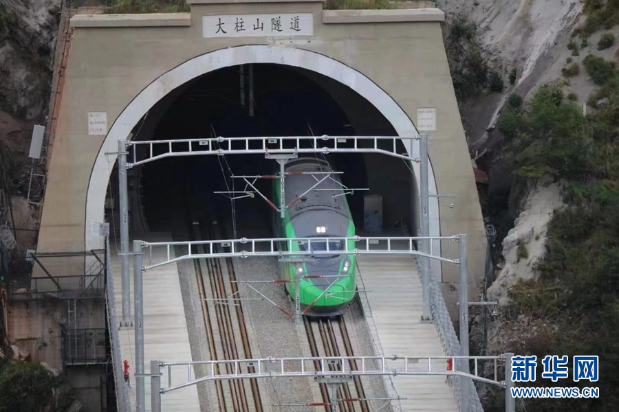 7月22日,"绿巨人"驶出大柱山隧道.