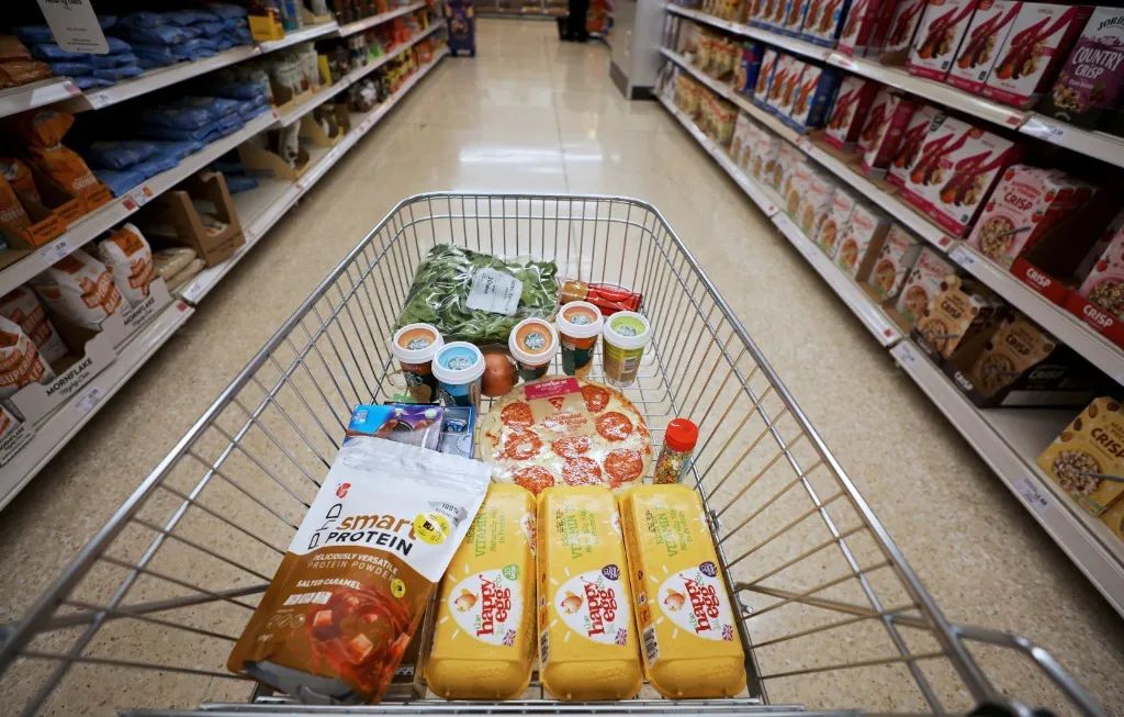 这是5月5日在英国伦敦一家超市拍摄的装有食品的购物车.
