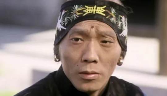 70岁袁祥仁拍僵尸片动作娴熟状态好曾靠奇门遁甲被熟知