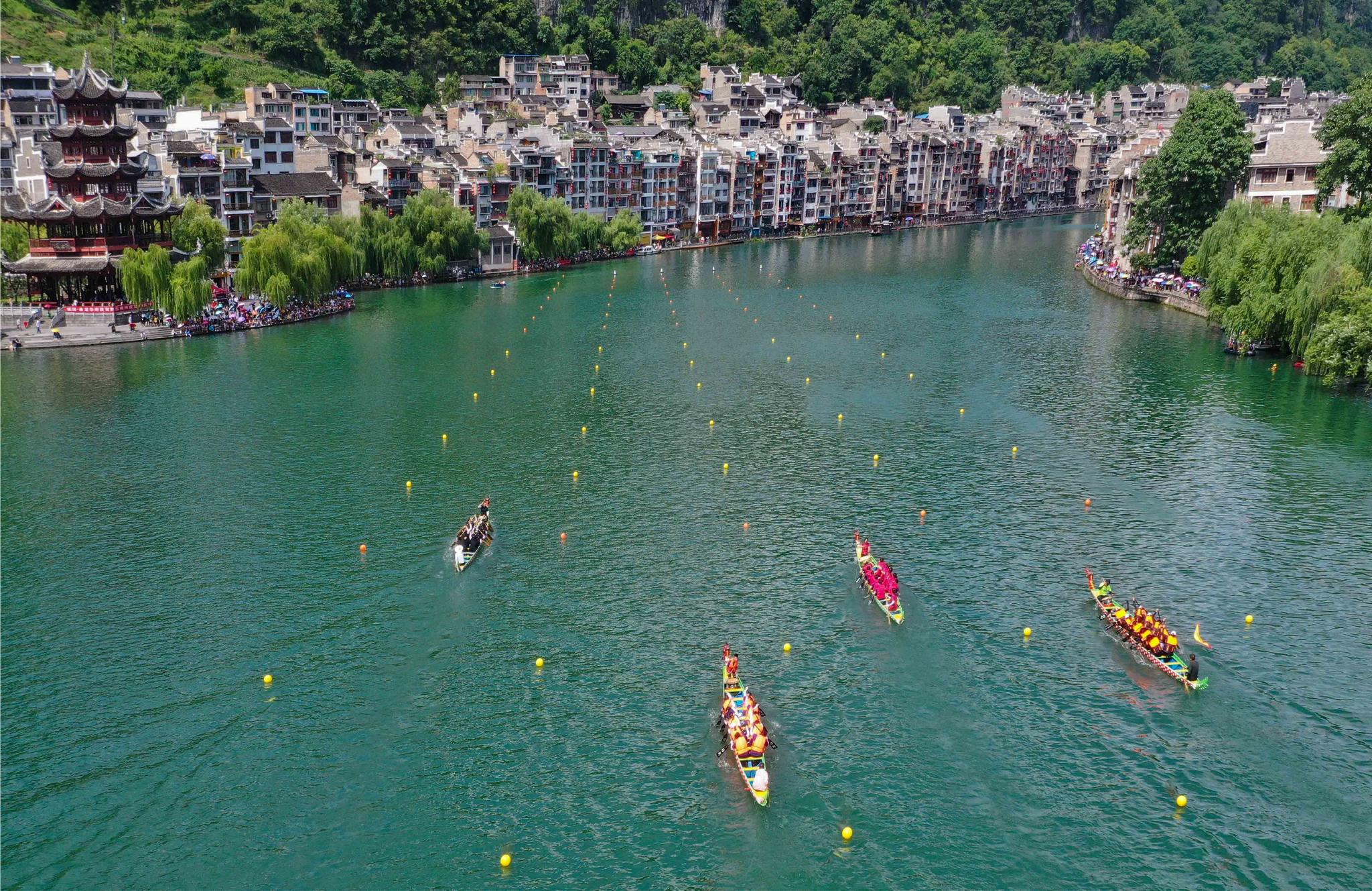 贵州镇远龙舟竞技助力旅游发展