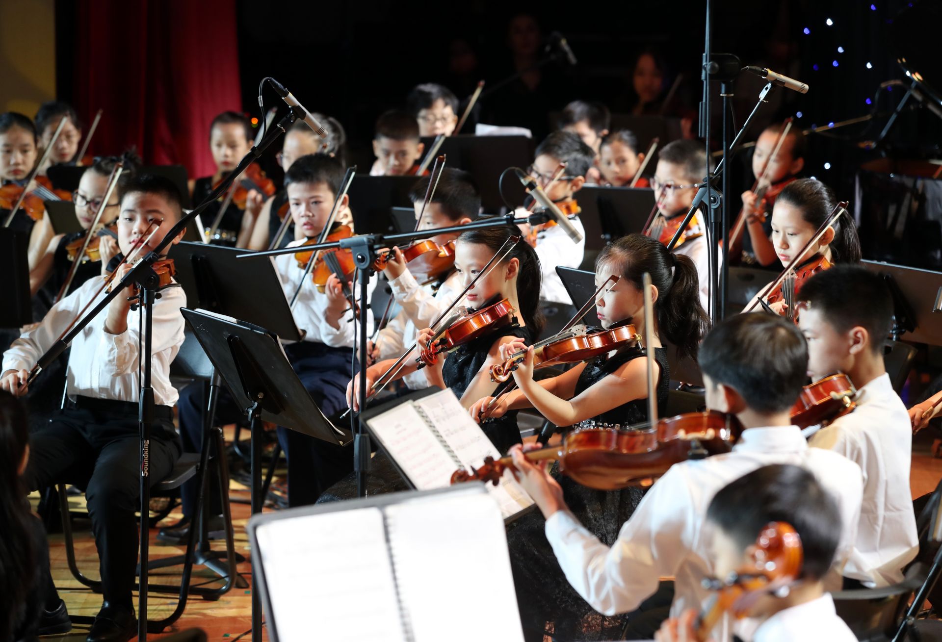 奏响青春乐章东莞市长安镇莲溪青少年交响乐团汇报演出精彩纷呈