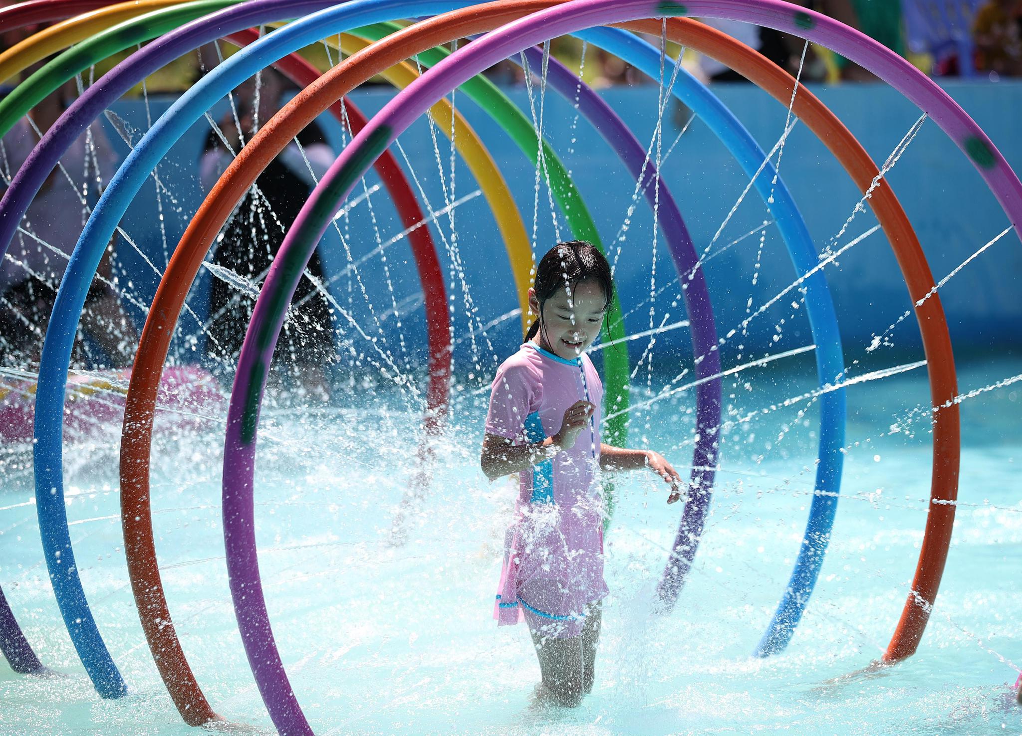 在贵州省黔东南苗族侗族自治州从江县丙妹镇的一家游泳馆内戏水玩耍