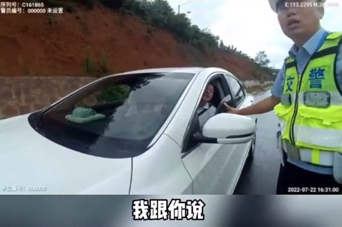 崩溃大哭，男子悲伤过度无法开车交警帮代驾休闲区蓝鸢梦想 - Www.slyday.coM